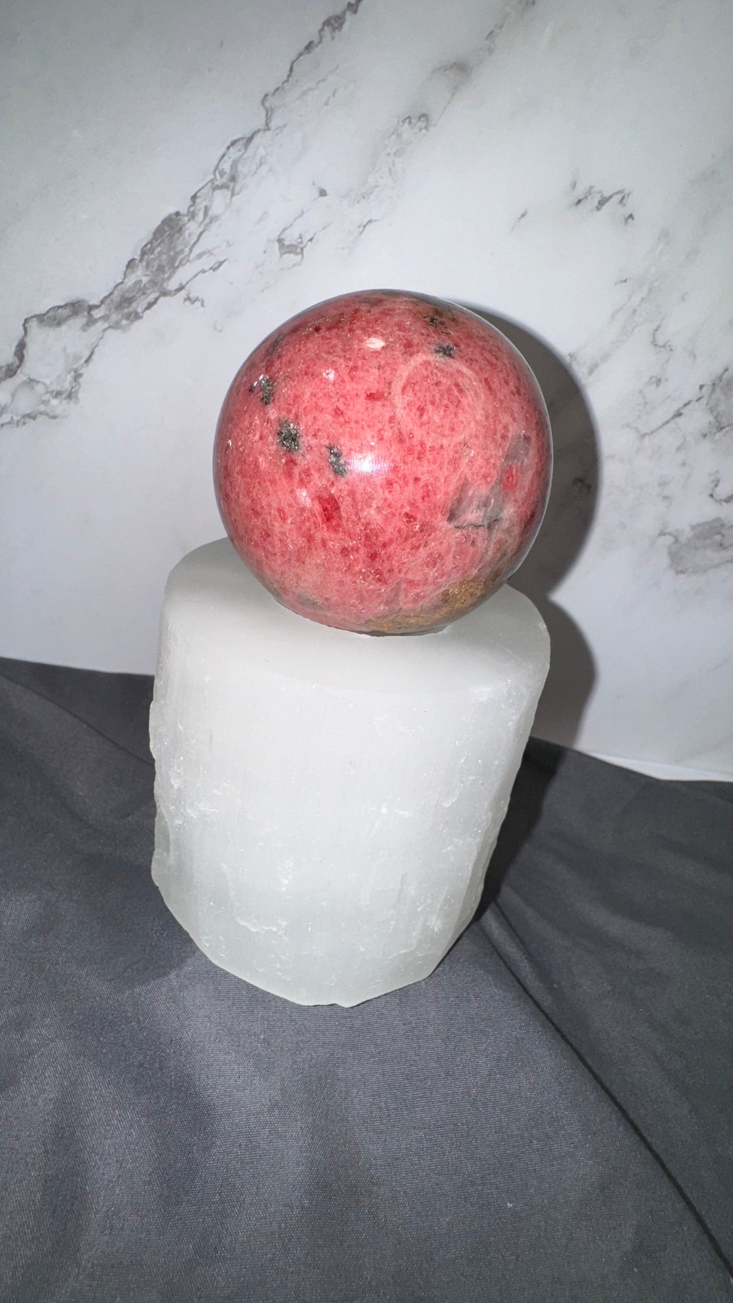 Satin spar holder