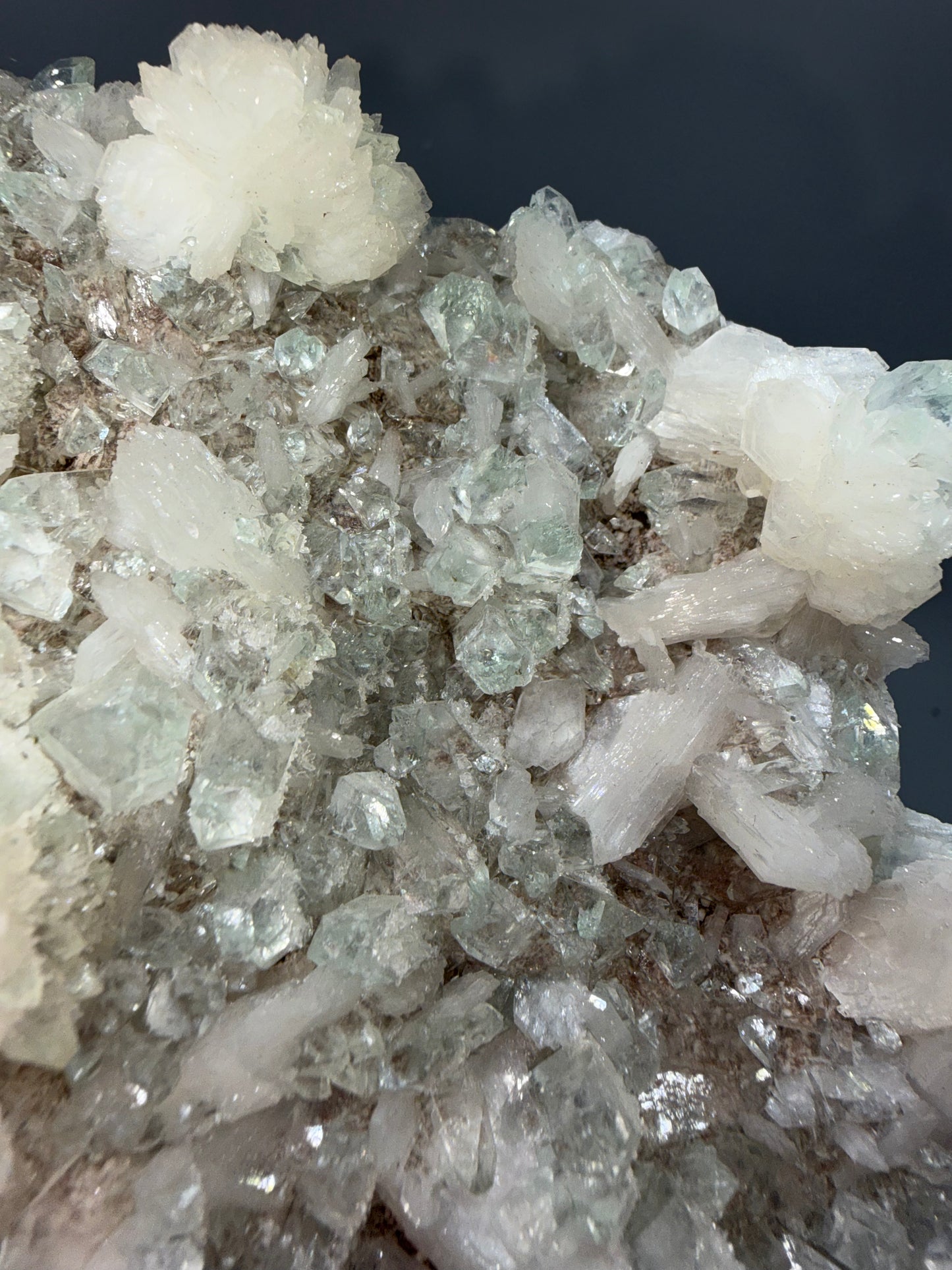 Green apopholite with stilbite